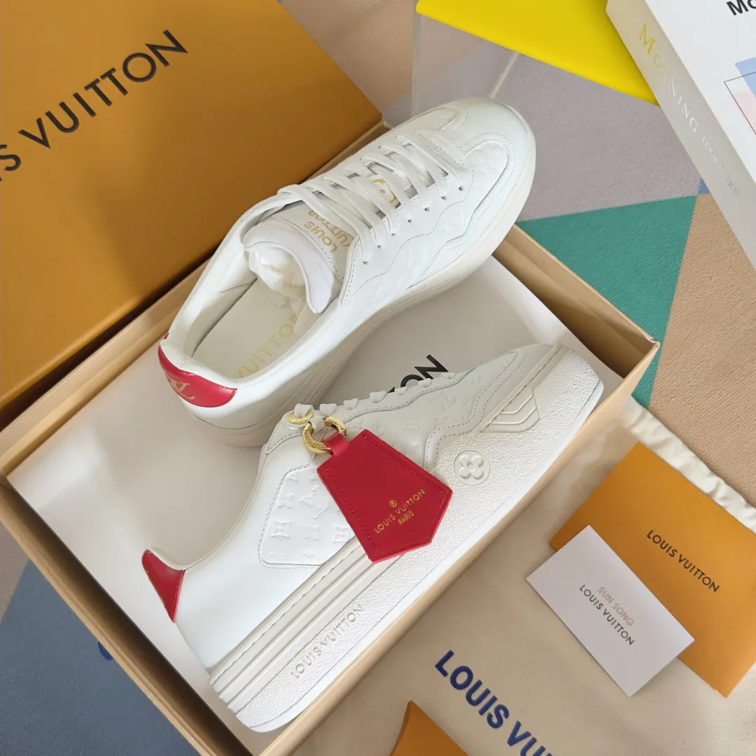 👟👟Ex-factory price 740👟👟 Top version LV Louis Vuitton L House Donkey Brand Stadium Series Casual Sports Shoes White Shoes Dexun Shoes Original purchase, development and production LV Stadium sports shoes are soft cow leather partially embossed with Monogram patterns, reproducing the retro design trend. Monogram canvas trim and toe perforations bring together exquisite details, the tongue is decorated with LV letter label, and the outsole depicts the Louis Vuitton logo. Exquisitely packaged at the delivery counter🛍📦 ▪️ Fabric: Original imported first-layer cowhide ▪️ Lining: Original imported soft sheepskin lining ▪️ Sole: Original open-molded non-slip rubber outsole ▪️ Bottom thickness: 3CM ▪️ Size: Women's 35-41